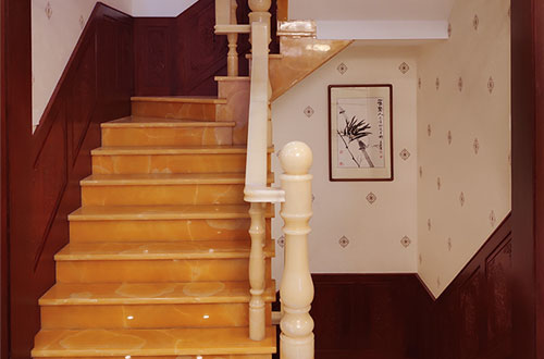 驻马店中式别墅室内汉白玉石楼梯的定制安装装饰效果