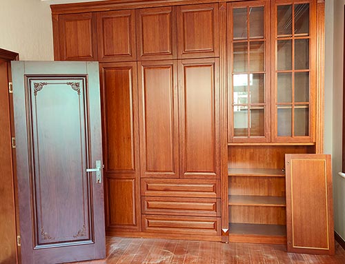 驻马店中式家庭装修里定制的实木衣柜效果图